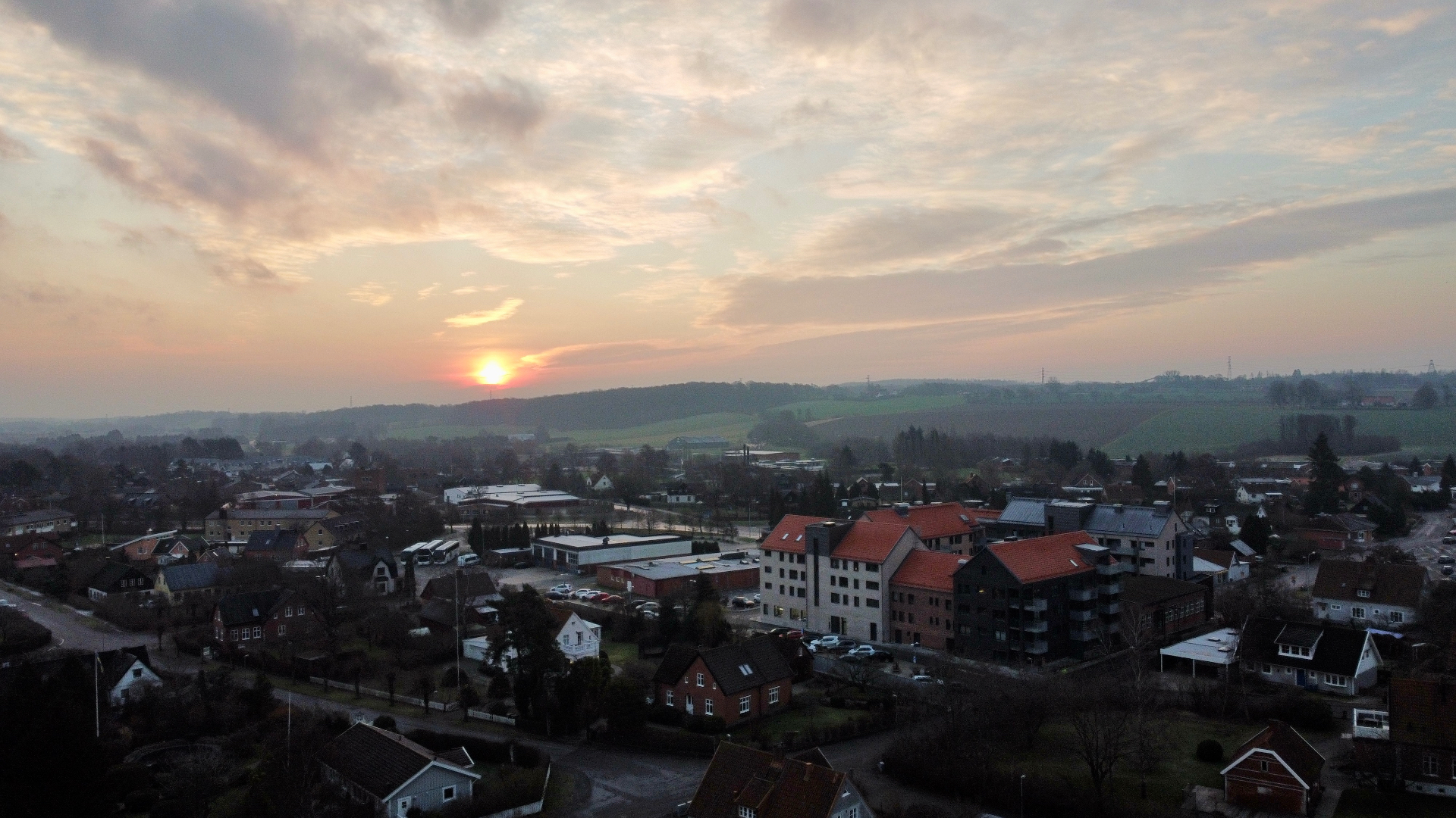 Flygfoto över småstad i soluppgång